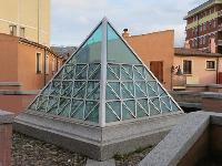 Lucernario piramidale in acciaio INOX e vetro sabbiato