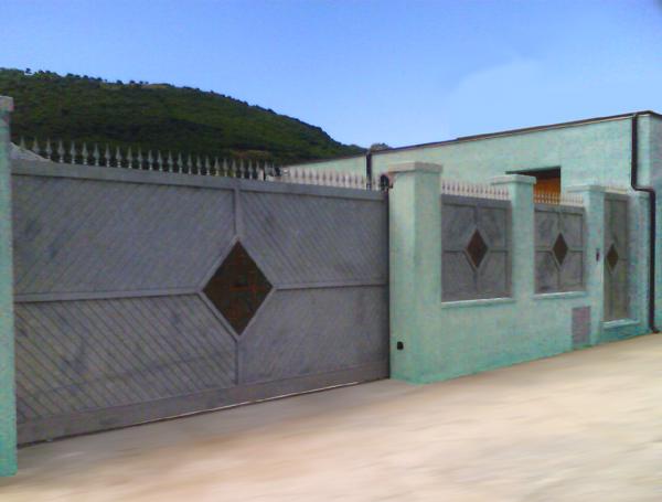 Cancello e portoncino da esterni in ferro zincato e rame decorato - foto 1