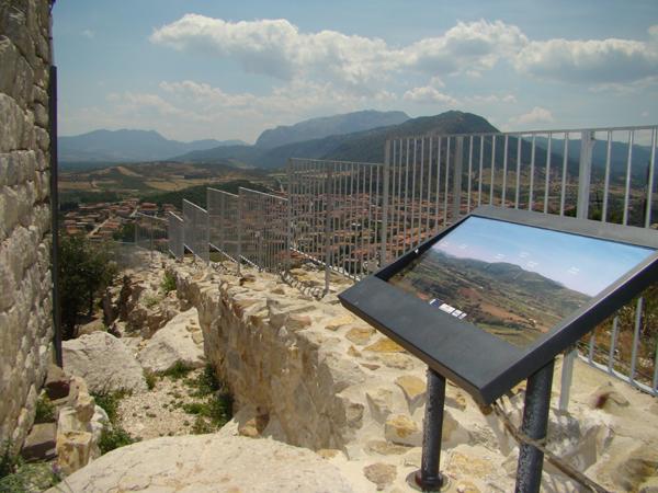 Recinzioni parapetti della Torre della fava di Posada - foto 2